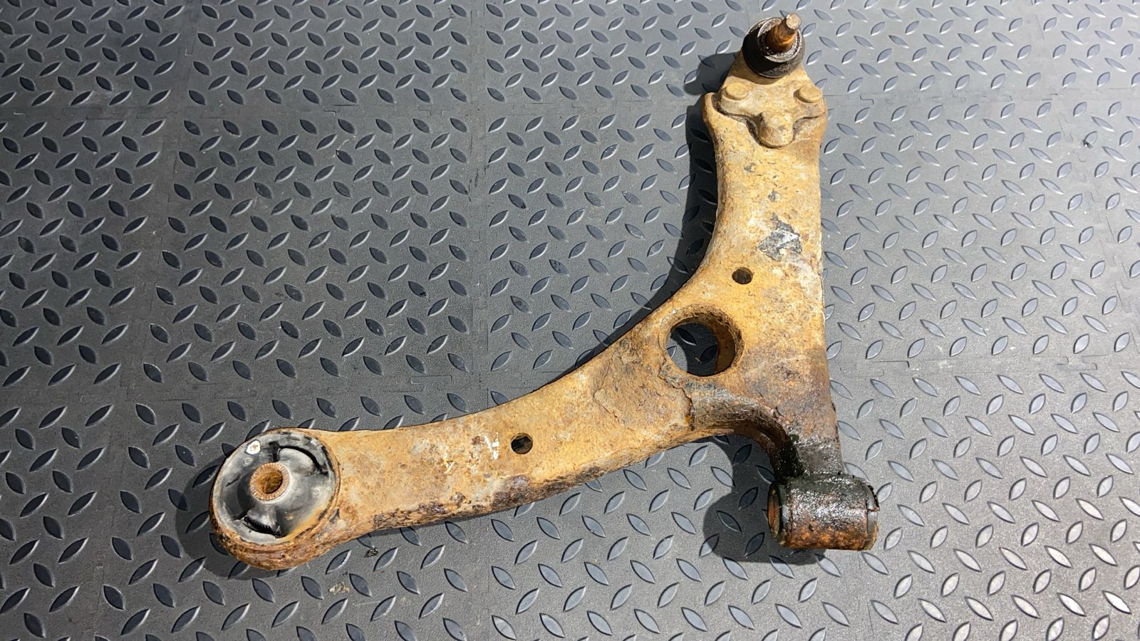 Рычаг передний левый Toyota Avensis/2 2003-2009