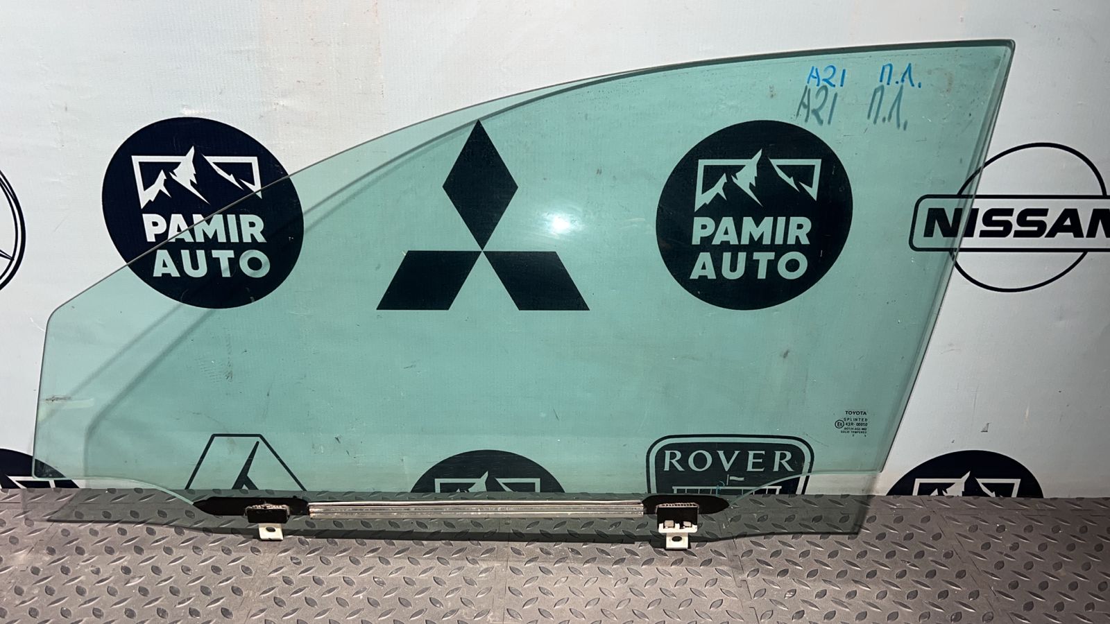 Стекло двери переднее левое Toyota Avensis/2 2003-2009