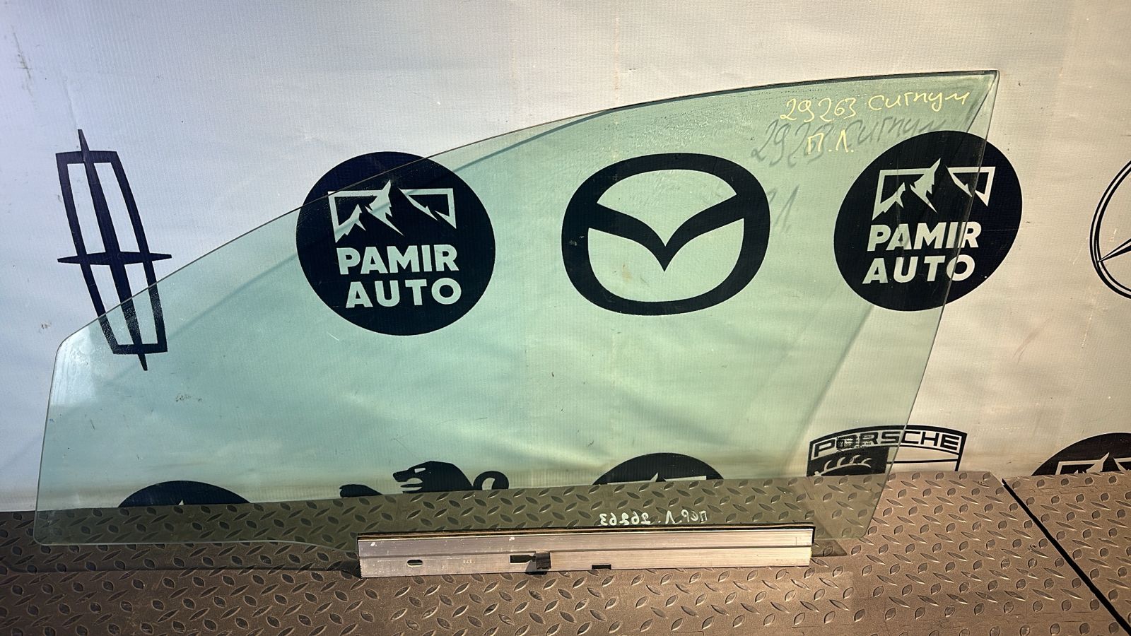 Стекло двери переднее левое Opel Signum 2003-2008