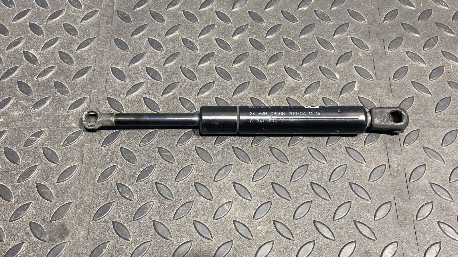 Амортизатор капота Mercedes M/W163 1997-2005