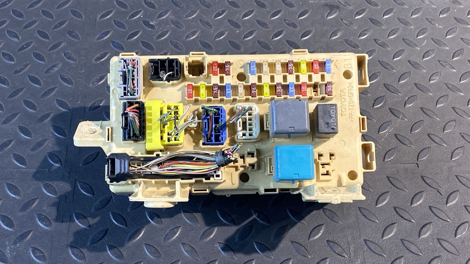 Блок предохранителей Toyota Avensis/2 2003-2009