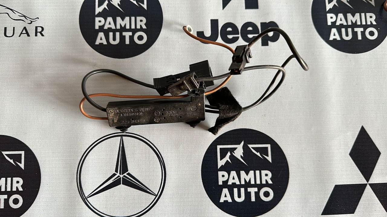 Усилитель антенны правый Mercedes C/W204 2006-2015