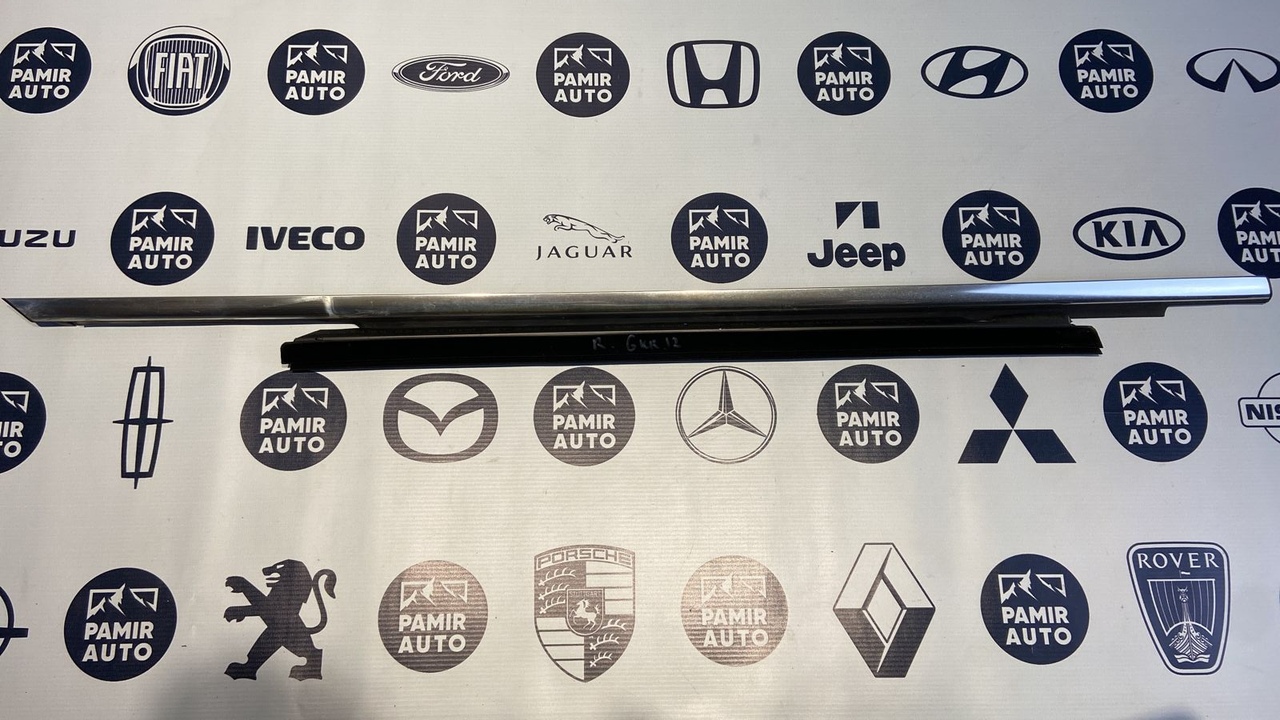 Уплотнитель двери передний правый Mercedes C/W204 2006-2015