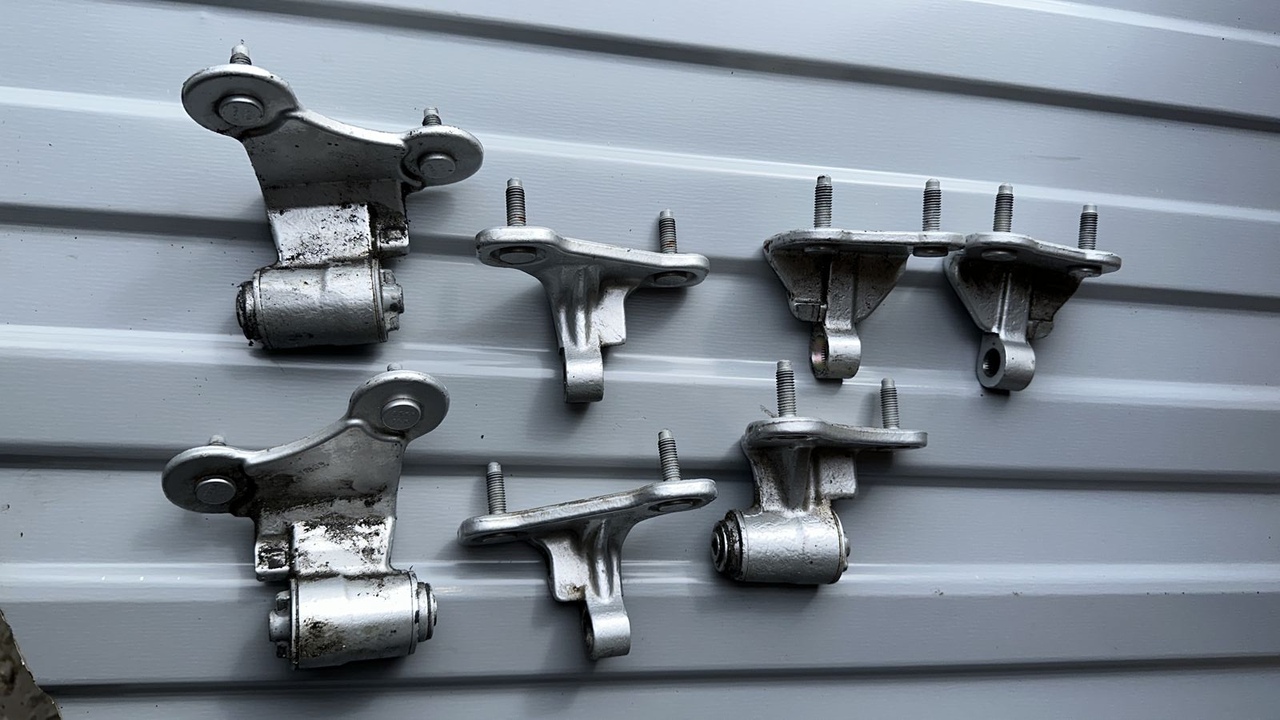 Петля двери Mercedes C/W204 2006-2015