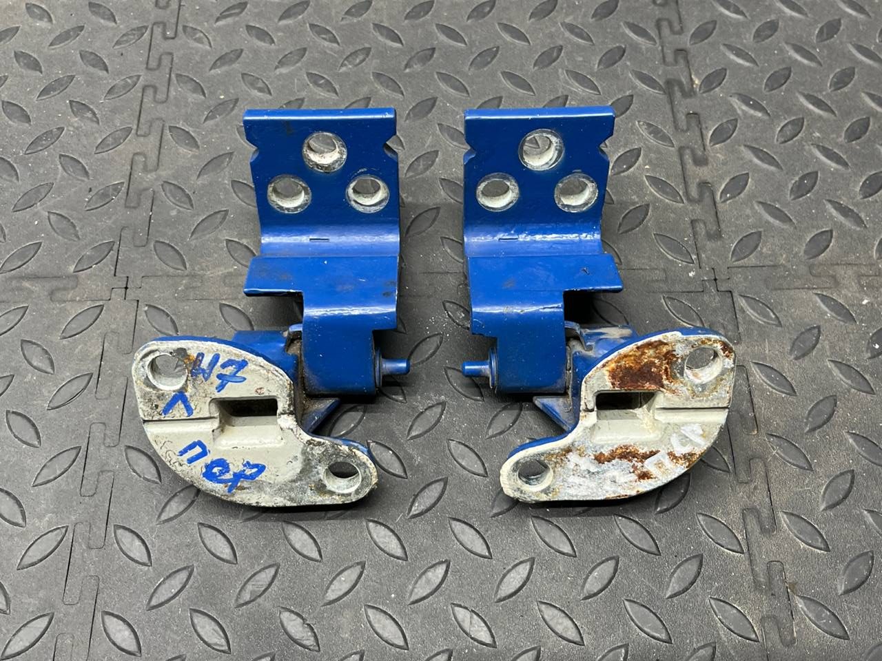 Петля двери передняя нижняя Mercedes Vito/W638 1996-2003