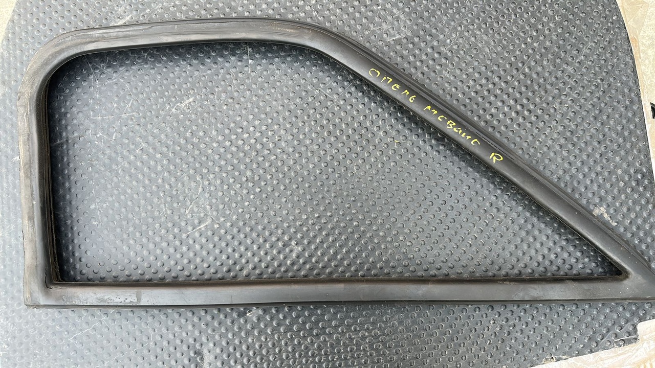 Уплотнитель двери передний правый Opel Movano/A 2003-2010